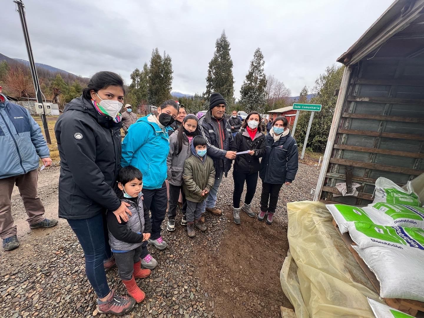 Más de 2.200 agricultores de Alto Biobío reciben alimento para sus animales antes de las nevazones