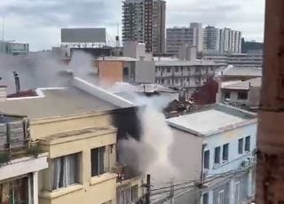 Incendio destruyó dormitorio de una pensión en edificio del centro penquista