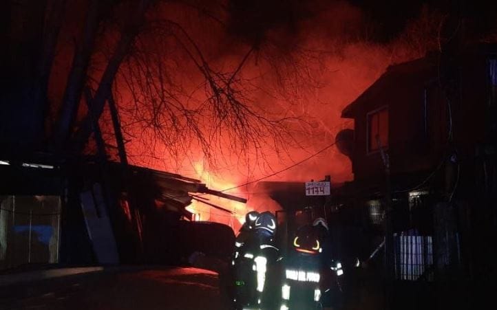Cinco viviendas resultan destruídas durante incendio en Concepción: Agredieron a bomberos