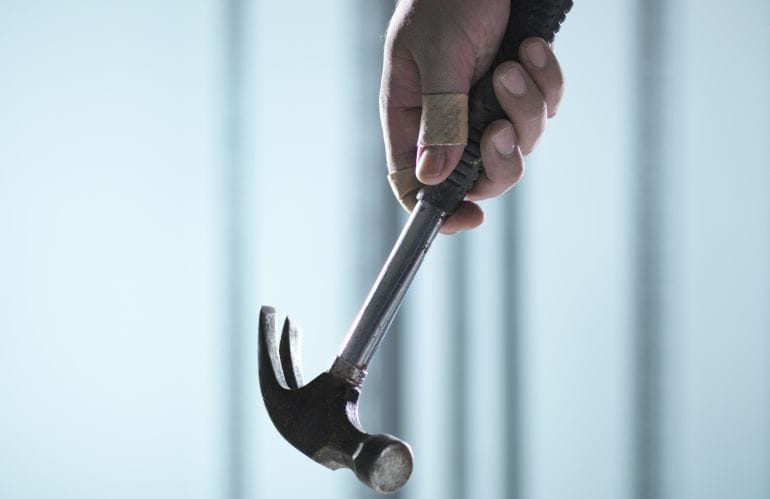 Mujer embarazada ataca a su novio con martillo tras sorprenderlo abusando de su hermana