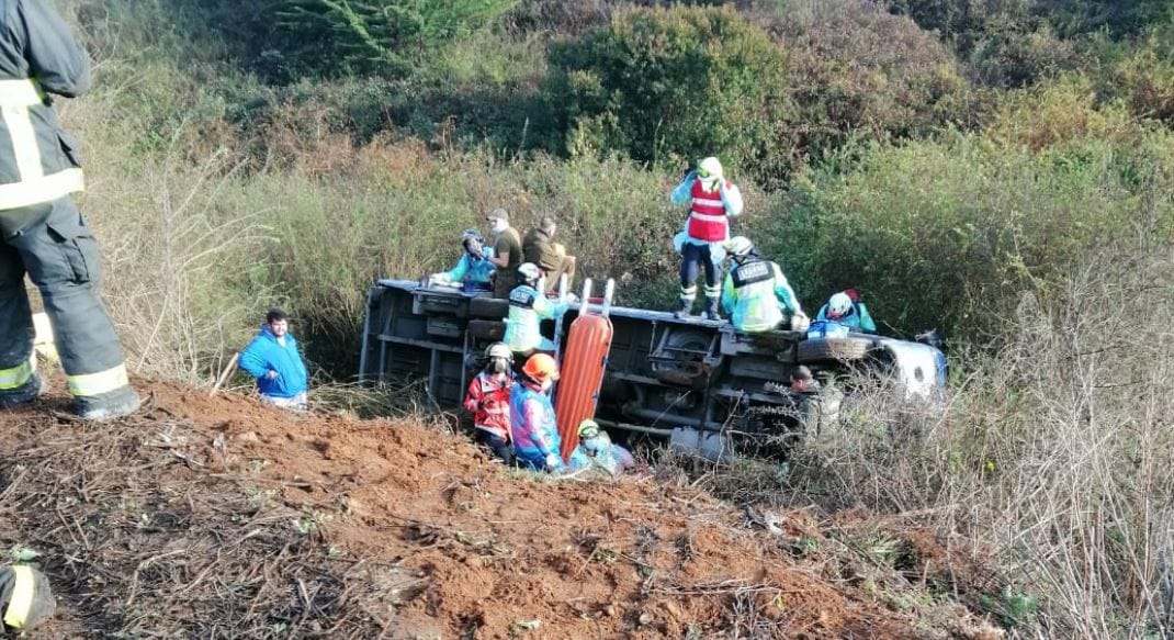 Micro con pasajeros desbarrancó en Talcahuano: Múltiples lesionados
