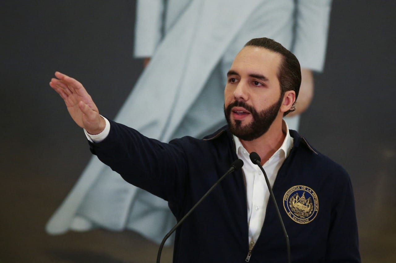 Presidente Nayib Bukele promete una guerra más dura contra pandillas tras muerte de policías