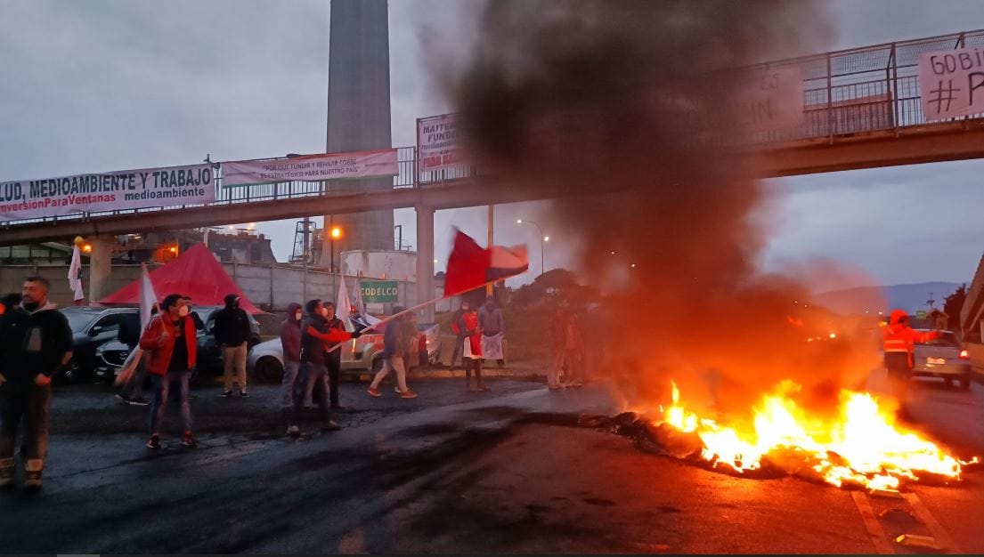 Trabajadores de Codelco inician paro e incendian barricadas en rechazo a cierre de Ventanas