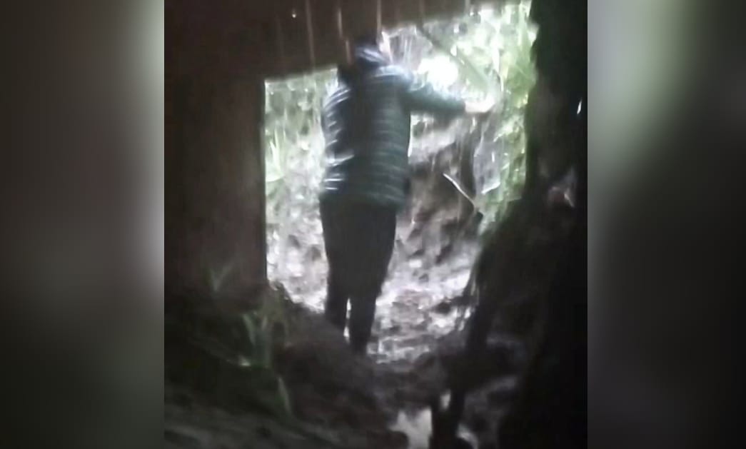 Municipio de Concepción acudió en ayuda de familia que le cayó cerro en pared de la casa