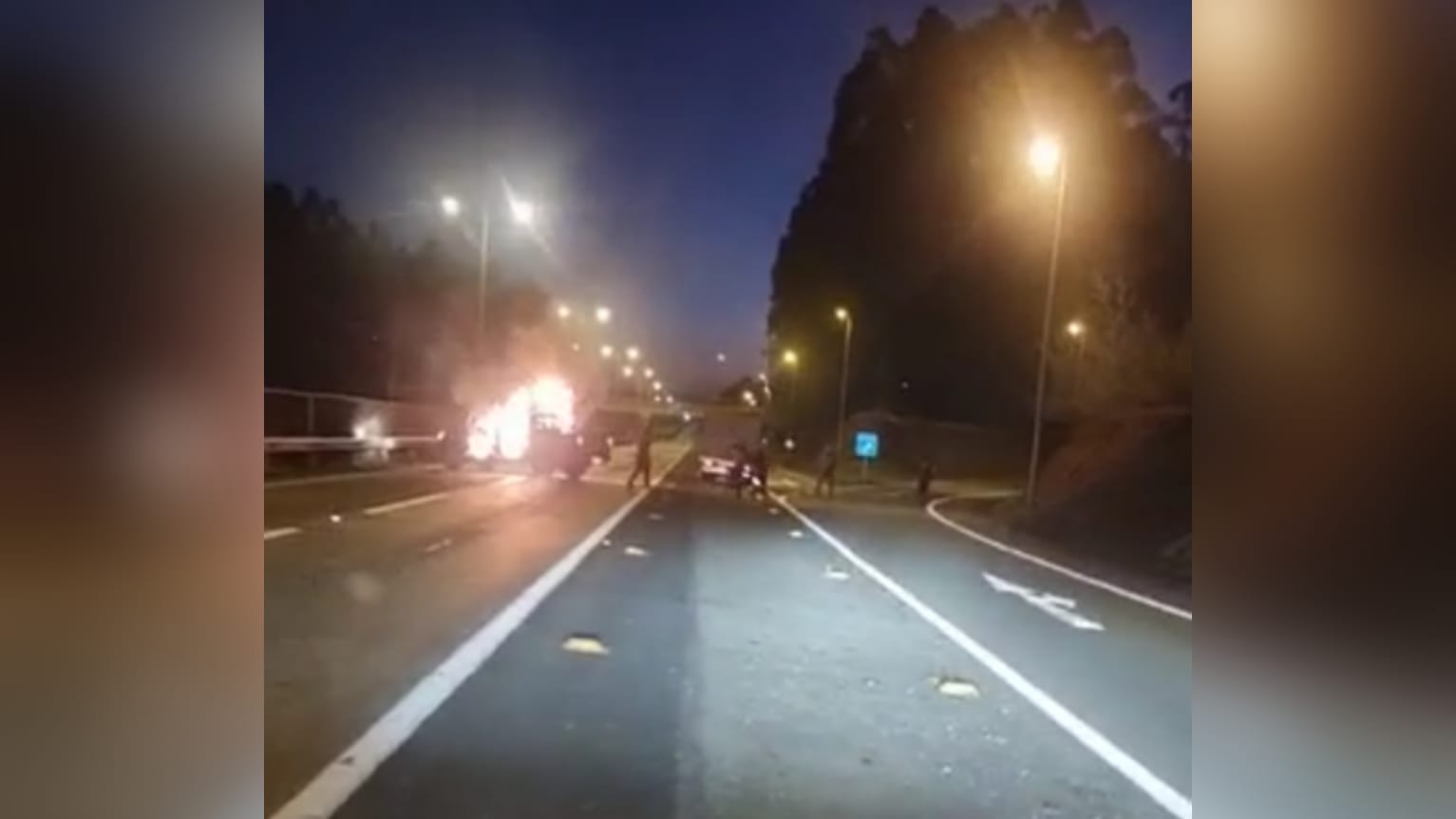 Queman tres camiones y una camioneta en ataques incendiarios coordinados
