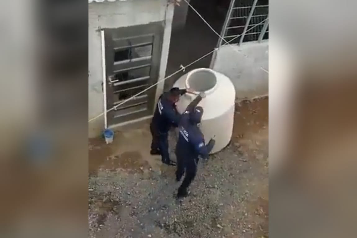 Arrestan a irresponsables padres que dejaron a su hija en estanque de agua mientras trabajaban