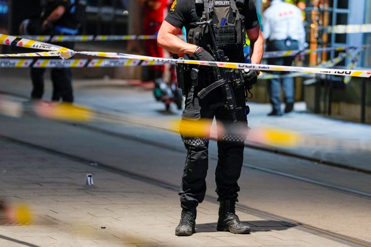 Dos muertos y varios heridos dejó tiroteo en disco Noruega