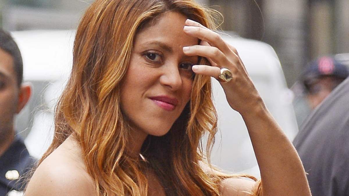 Paparazzis capturan a Shakira “desanimada” tras filtración de foto de Piqué con otra mujer