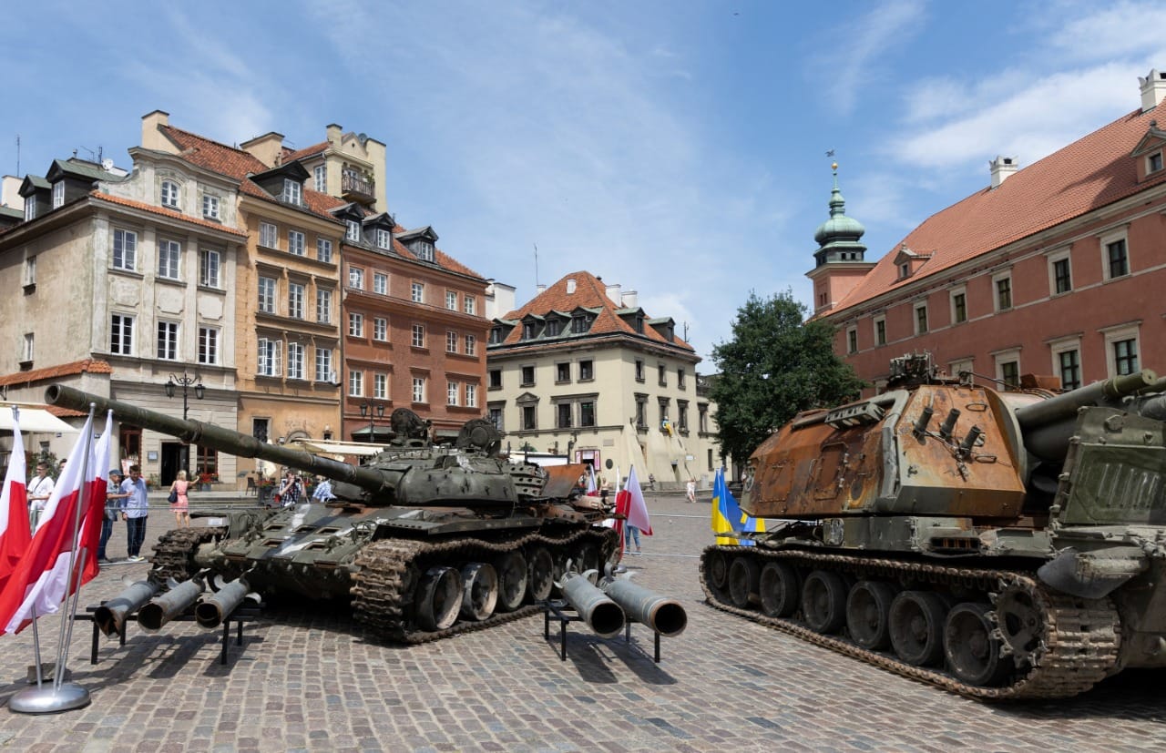 Tanques rusos destrozados se exhiben en Varsovia: Alaban el valor de Ucrania