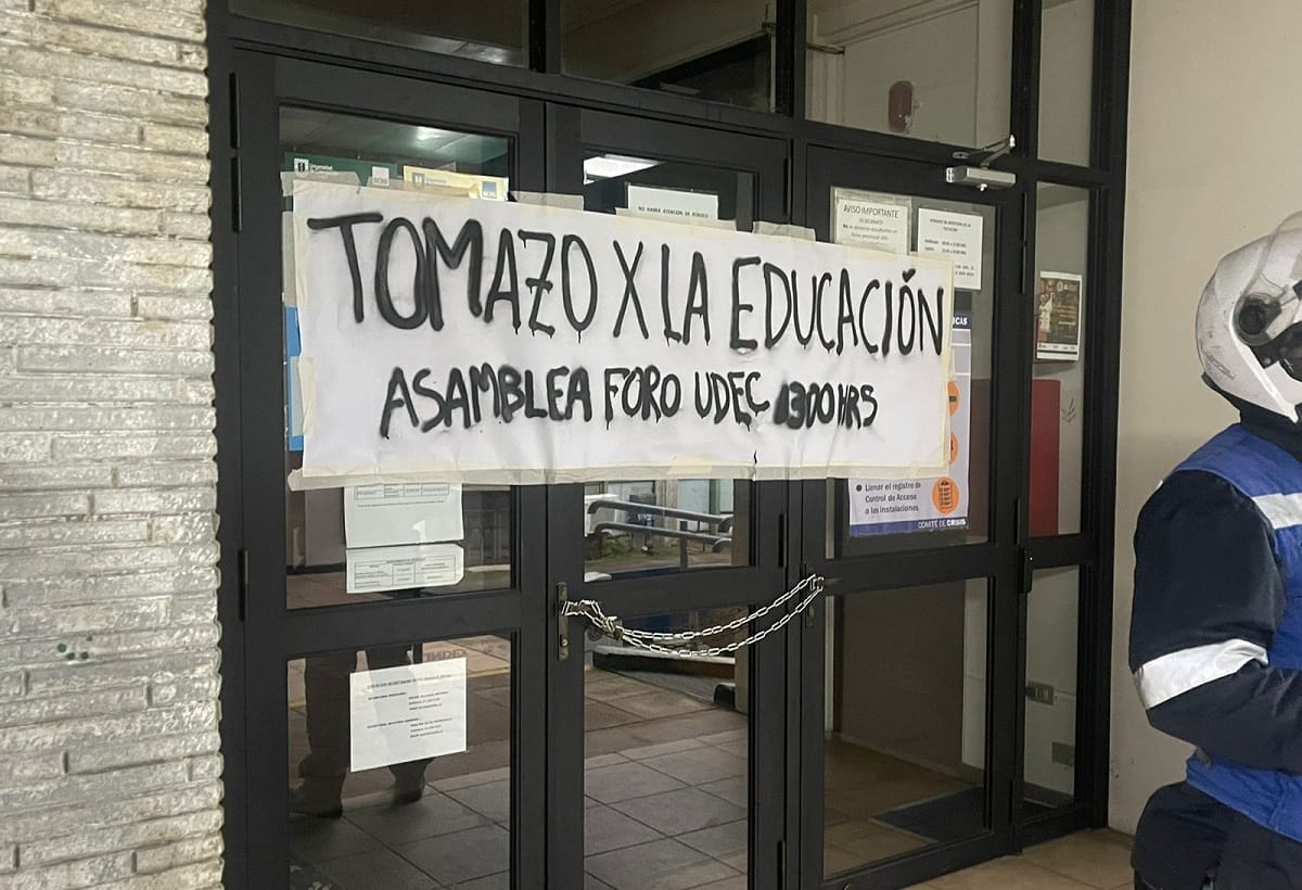 Facultades UdeC en toma: Estudiantes instalan cadenas en puertas para impedir acceso
