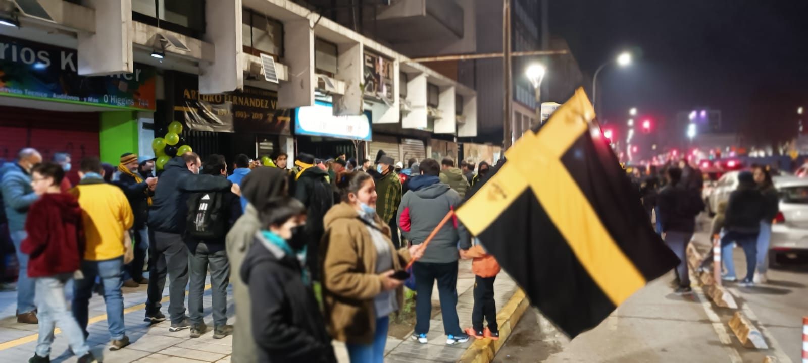 Hinchas de Fernández Vial se toman el centro de Concepción para festejar su aniversario