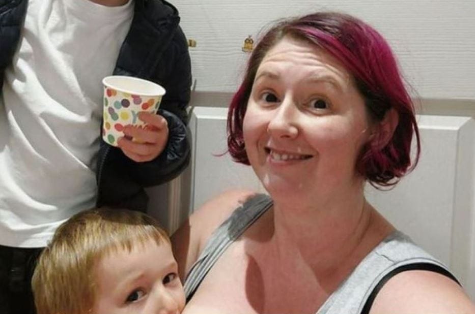 Madre amamanta a sus hijos de 5 y 6 años: Afirma que fortalece relación y que para ella “es normal”