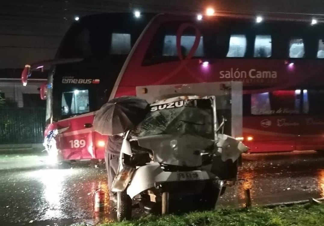 Una persona fallecida dejó colisión a alta energía entre bus y vehículo menor en Curanilahue