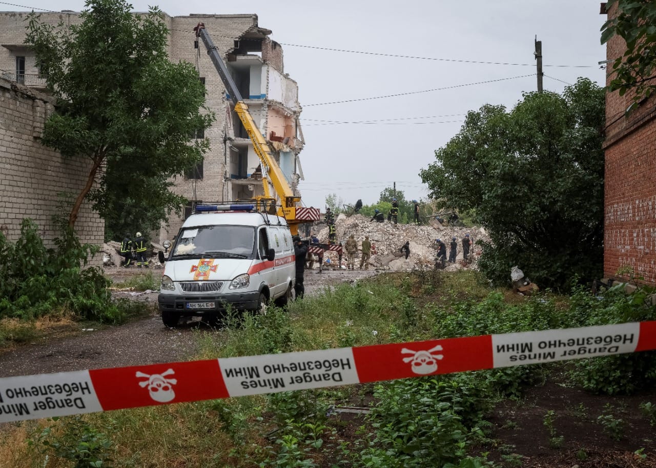 Aumentan los muertos tras derrumbe de edificio en Donetsk