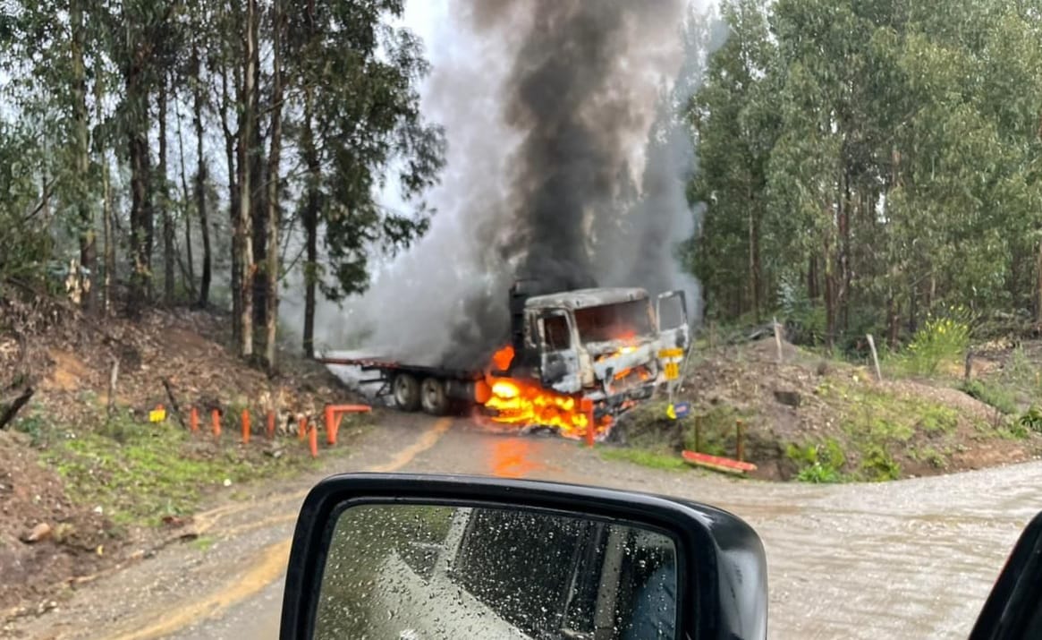 Tercer ataque incendiario en menos de 24 horas en Arauco: Al menos 10 vehículos quemados