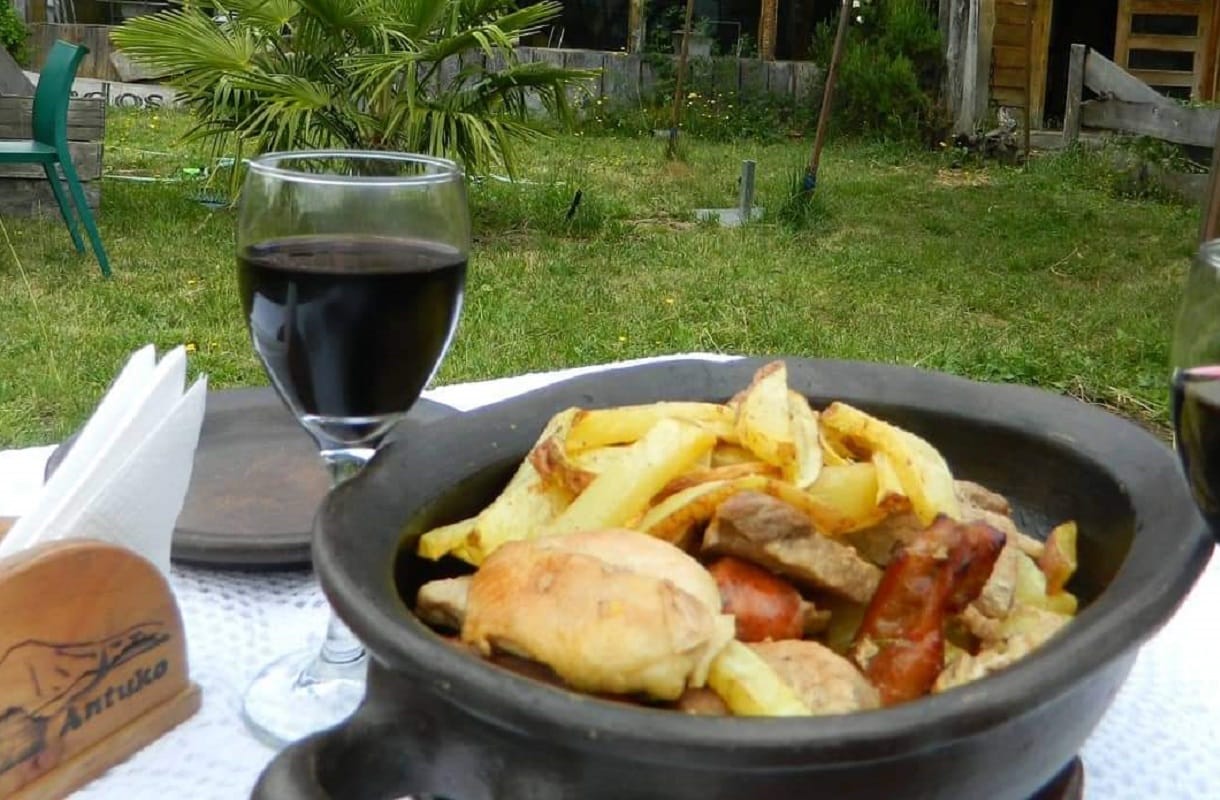 “Carnes a la greda”: La receta que encanta el paladar de comensales en Antuco