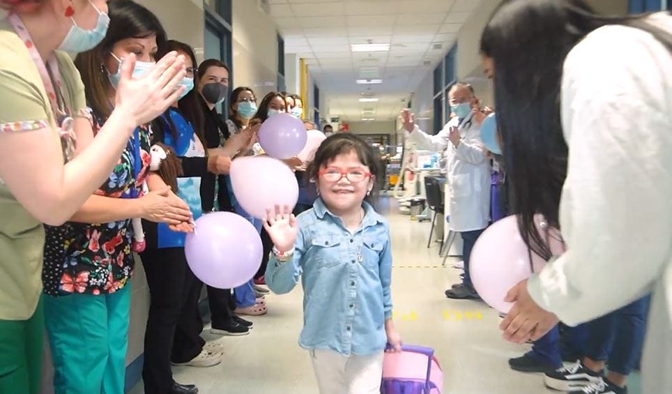 Tras 7 años de hospitalización, pequeña Dafnee es dada de alta en Región del Biobío: “El mejor día de mi vida”