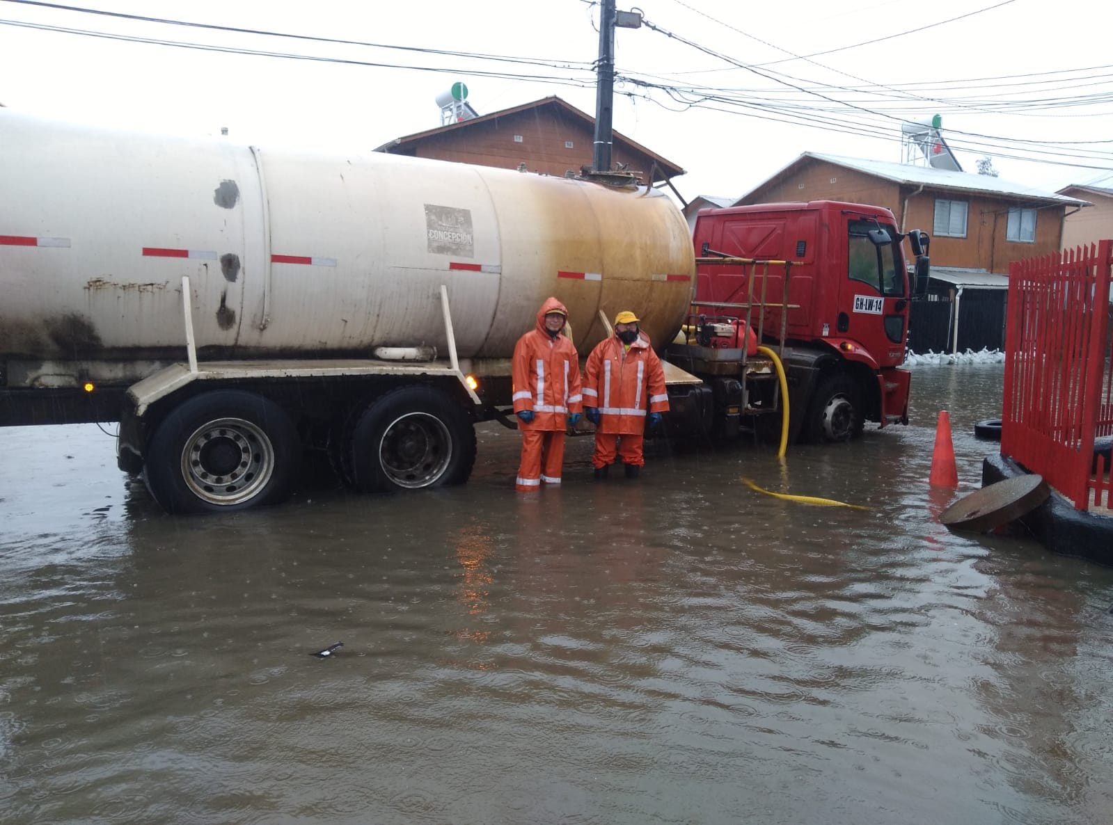 Despliegan equipos de emergencia por anegamientos en San pedro y Chiguayante