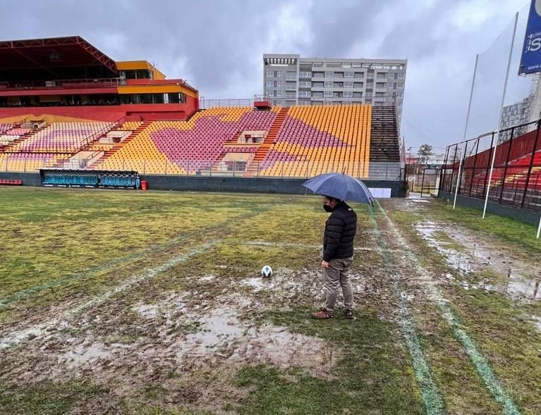 Reprograman duelo entre Unión Española y UC por malas condiciones del estadio Santa Laura