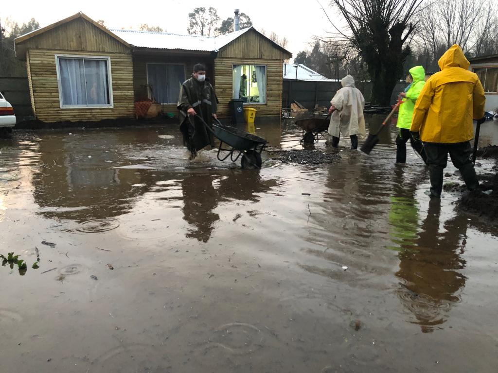 Familia de Coronel fue auxiliada tras inundación de su casa por sistema frontal