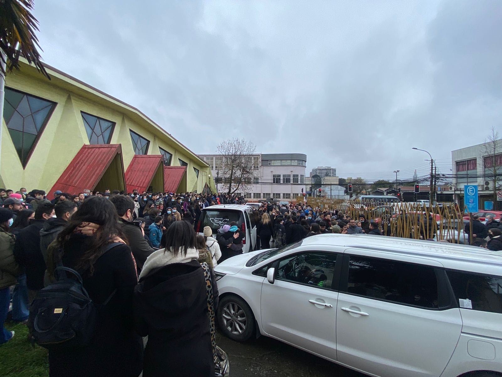 Masivo funeral del DJ Diego Herrera en Concepción