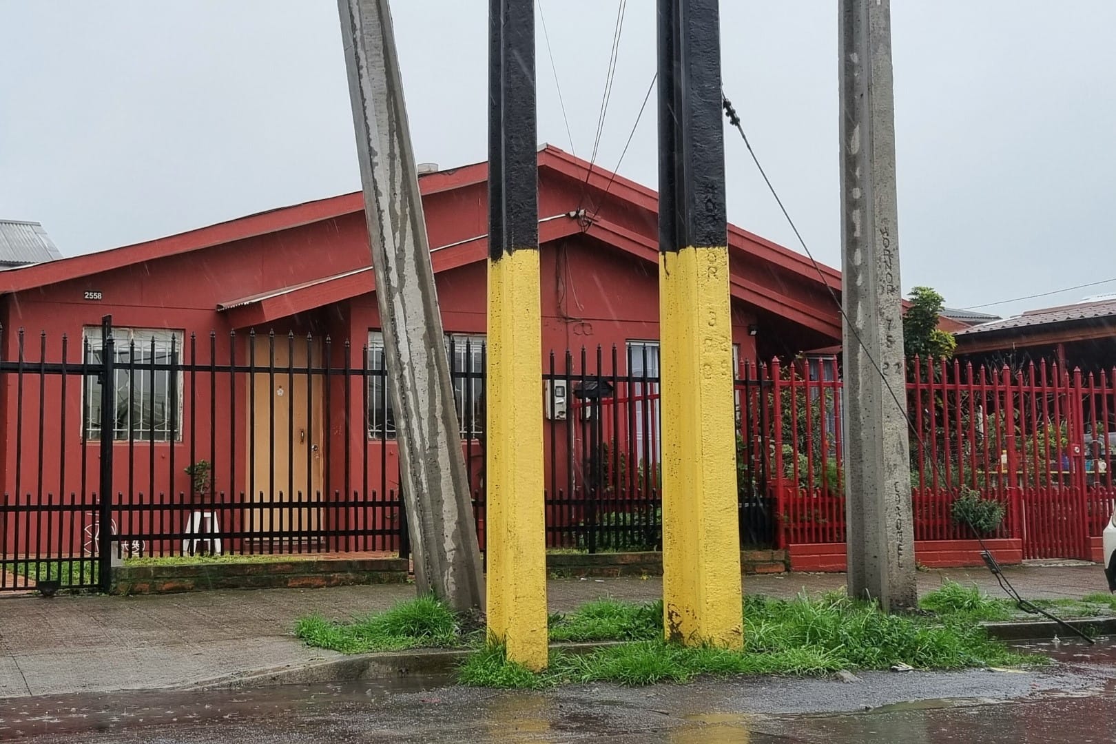 Insólito: Instalan cuatro postes justo frente a la puerta de una casa en Talcahuano