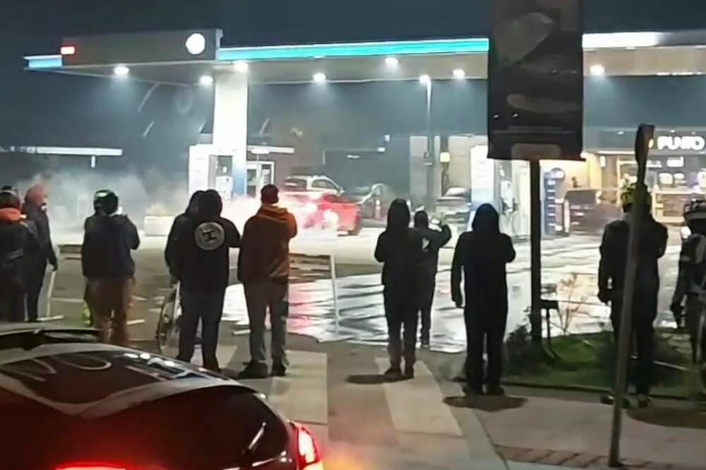 Automovilistas protestan contra alza del combustible frente a un servicentro en Coronel