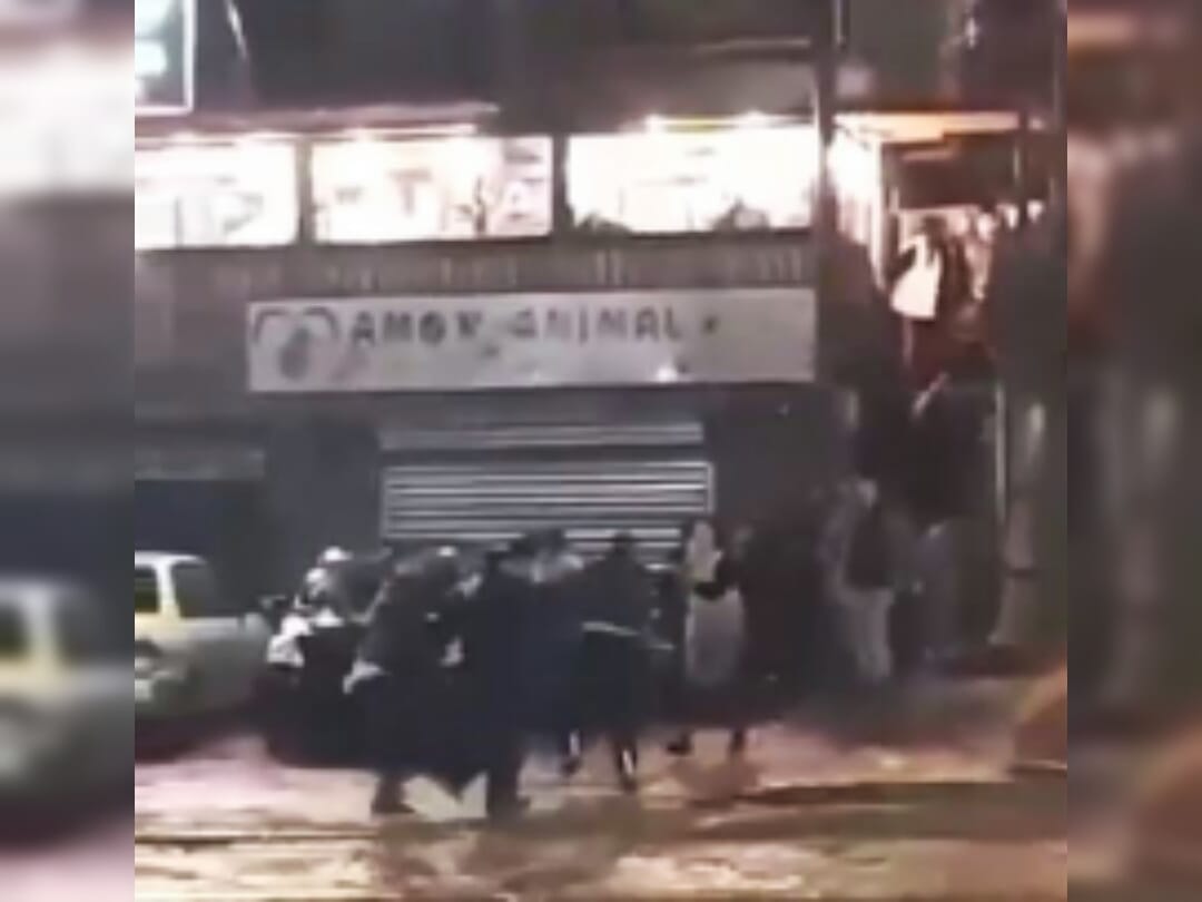 Captan violenta riña y griterío en pub de Región del Biobío: Grupo salió peleando hasta la calle