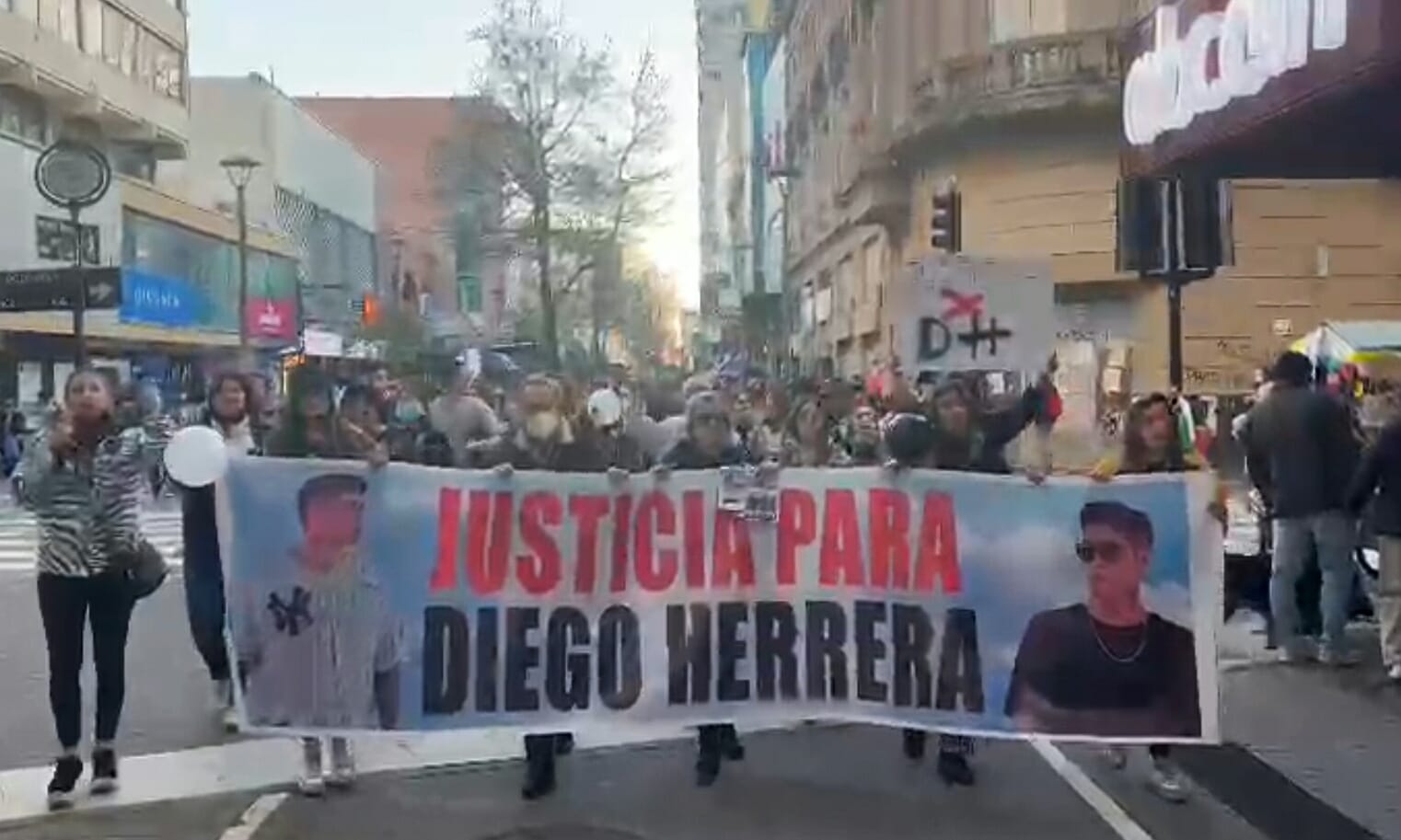 Marchan en Concepción por justicia para joven DJ: Municipio presenta querella por homicidio