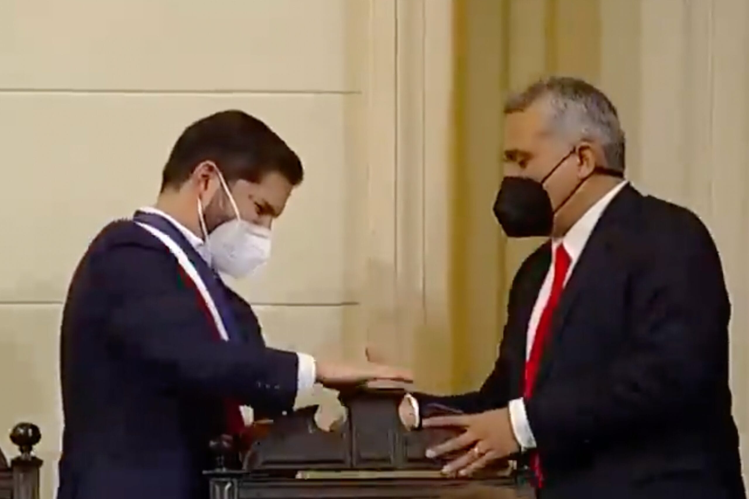 Presidente Boric vivió llamativo chascarro con una silla en la ceremonia de entrega de la nueva Constitución