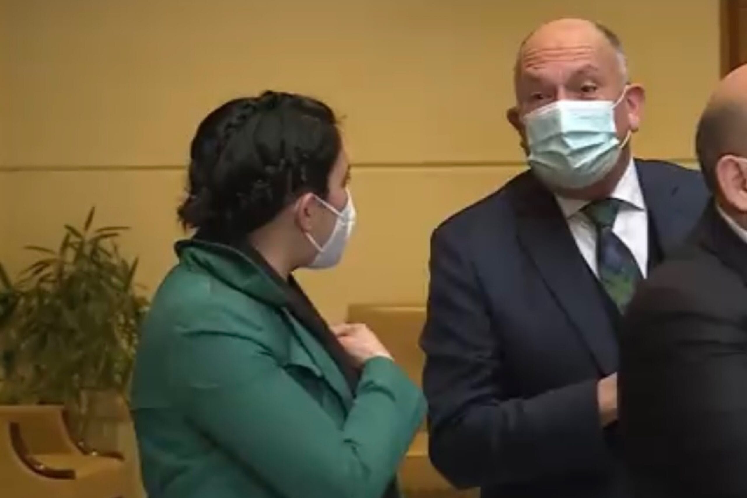 Karol Cariola y Sergio Bobadilla protagonizaron tenso encuentro en punto de prensa