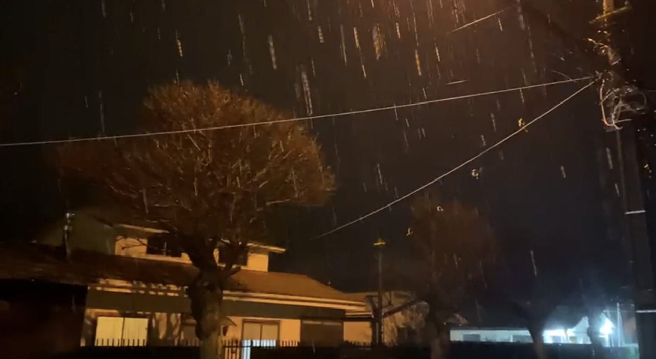 Agua nieve sorprende a vecinos de Quirihue