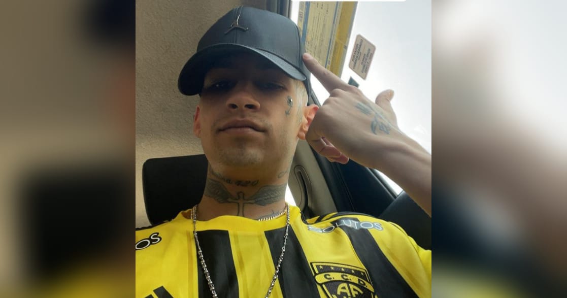 Popular cantante argentino L-Gante se pasea con camiseta del Vial por las calles de Madrid