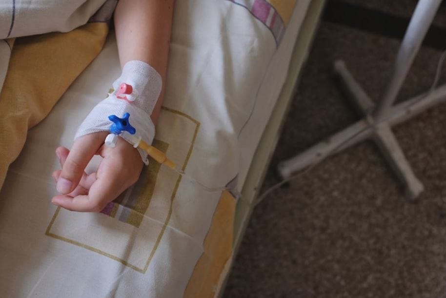 Prohíben a mamá acercarse: Extienden protección para niño intoxicado con cocaína en Lebu
