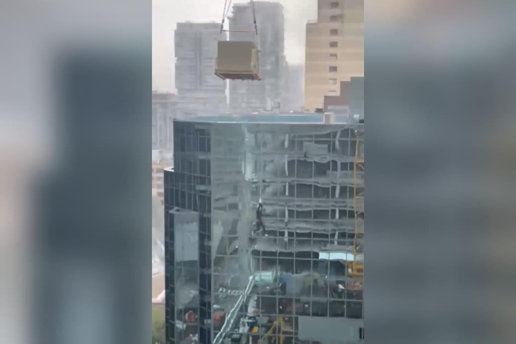 El impactante video de un trabajador que quedó colgado de la grúa de una construcción