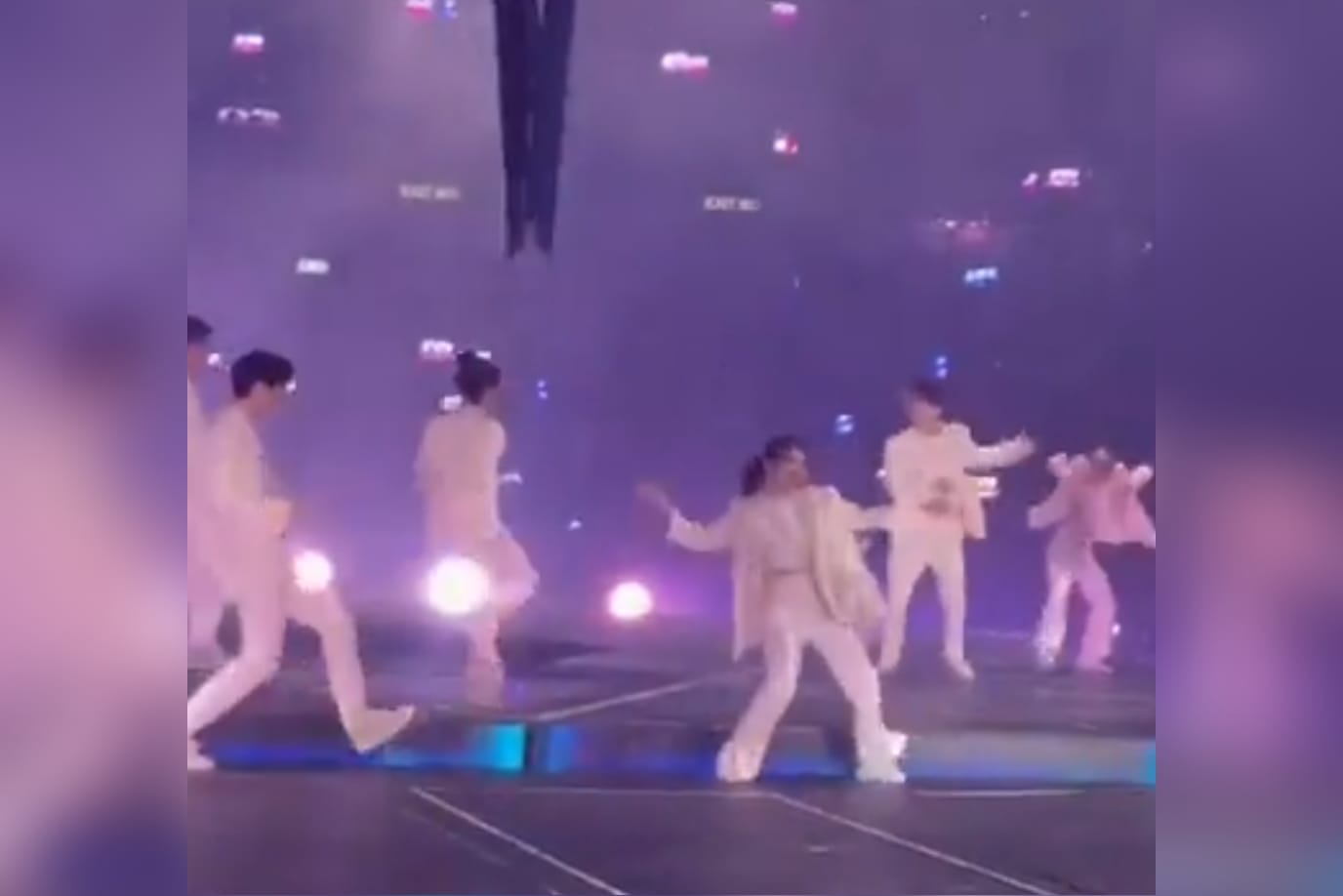 Pantalla de desploma en pleno concierto en Hong Kong: Bailarín podría quedar parapléjico