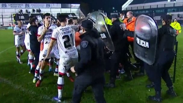 “Increíble”, “imagen histórica”: Jugadores argentinos se agarraron a combos con la policía