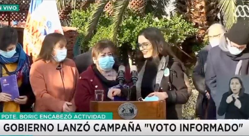 Vecina sin filtro frenó a periodista tras consulta a Boric y Vallejo:  “Preguntas tan ridículas”