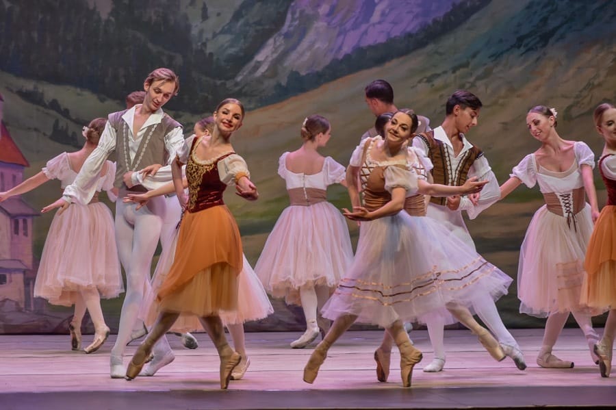No lograron salir del país: Ballet Clásico de Ucrania suspendió su presentación en Concepción