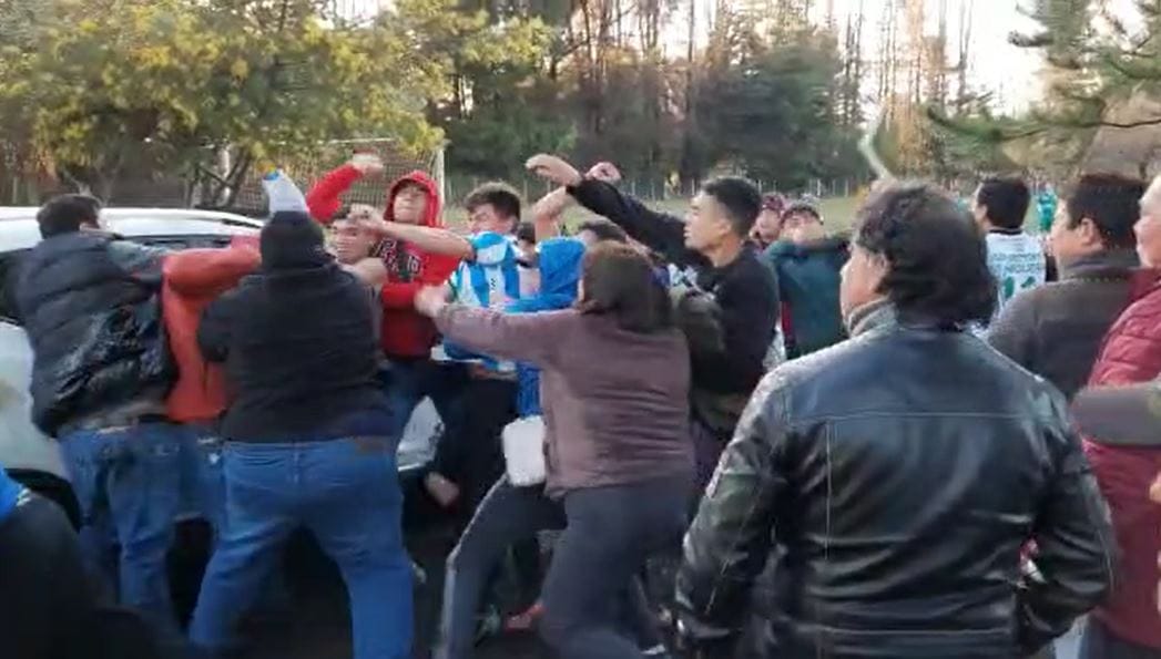 Captan batalla campal en el fútbol amateur rural del Biobío: Hasta se lanzaron troncos