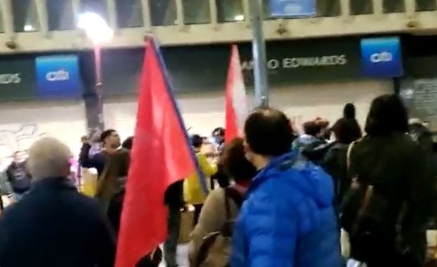 Con palos: Adherentes del Apruebo graban y denuncian ataque de comerciantes ambulantes