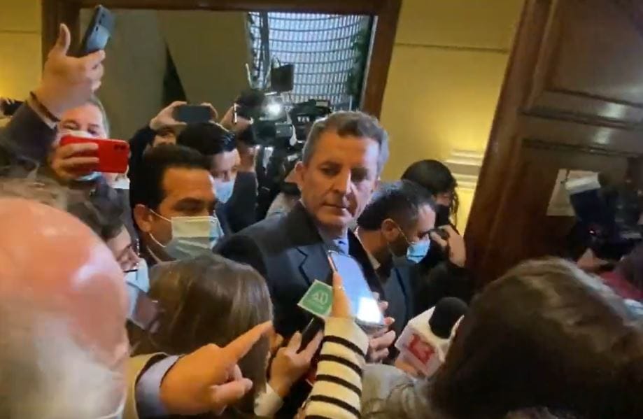 Escándalo: Diputado Gonzalo de la Carrera golpea en la cara al vicepresidente de la Cámara Baja