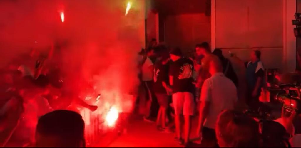 Alexis Sánchez desata la locura de los hinchas en su llegada a Marsella en Francia