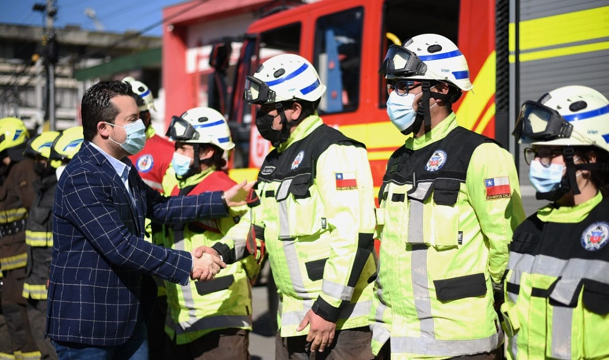 Inédito en el Biobío: Coronel entrega nuevo seguro de accidentes personales a Bomberos