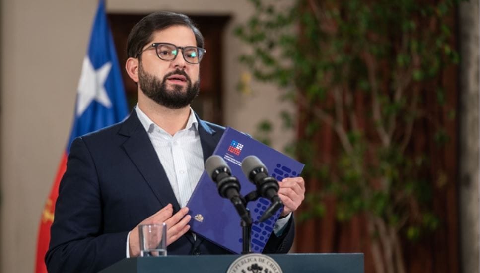 Boric califica de “absurdo” que no les dejen dar opinión por plebiscito: “Es cortarnos las piernas”