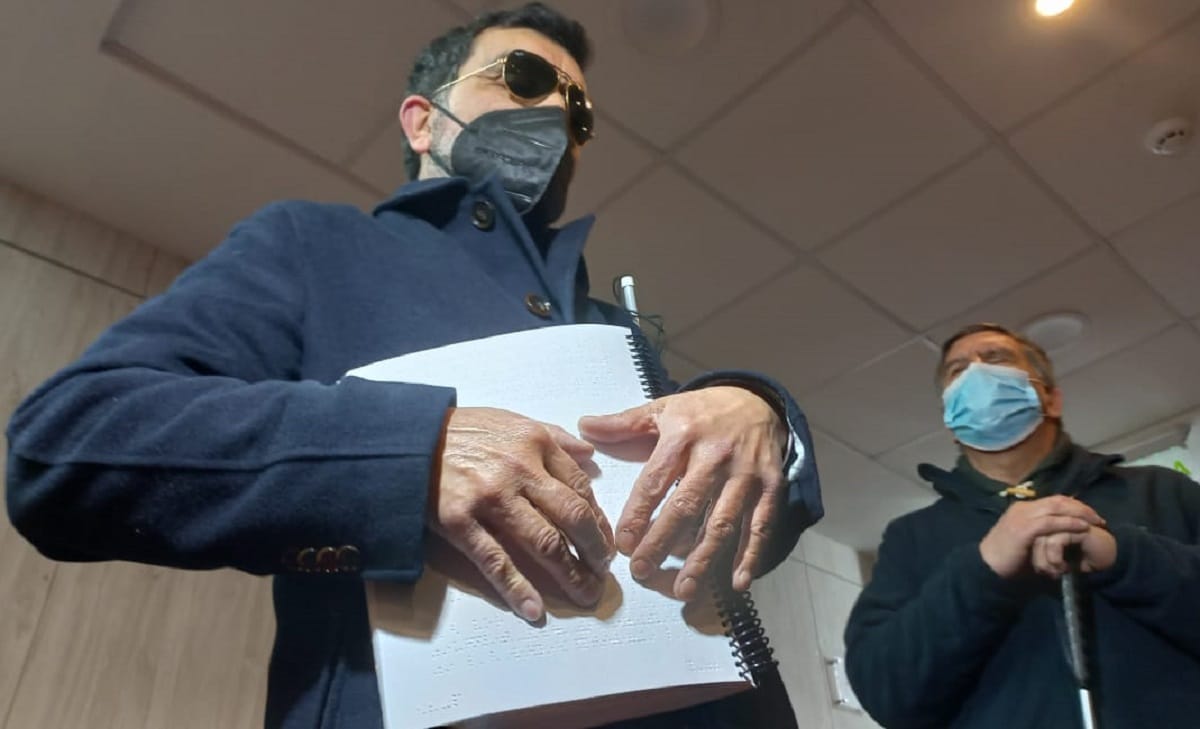 Entregan propuesta de Constitución en braille a personas con discapacidad visual en Concepción