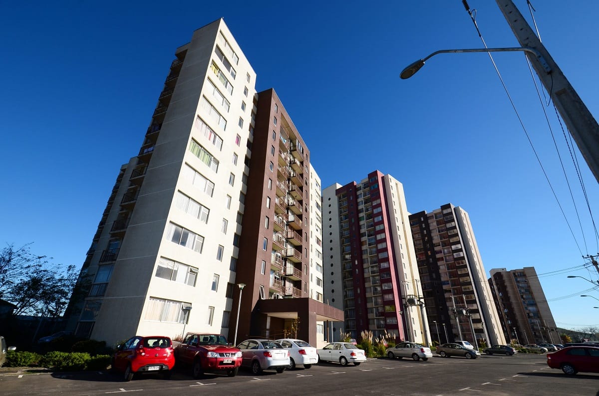Bajan en brazos a vecinos de edificio con ascensor malo en Hualpén para ir a médico