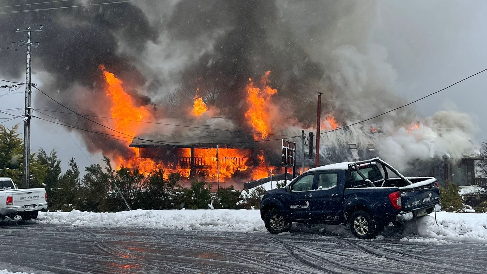 Voraz incendio destruyó un conocido hotel de Panguipulli: Investigan origen de las llamas