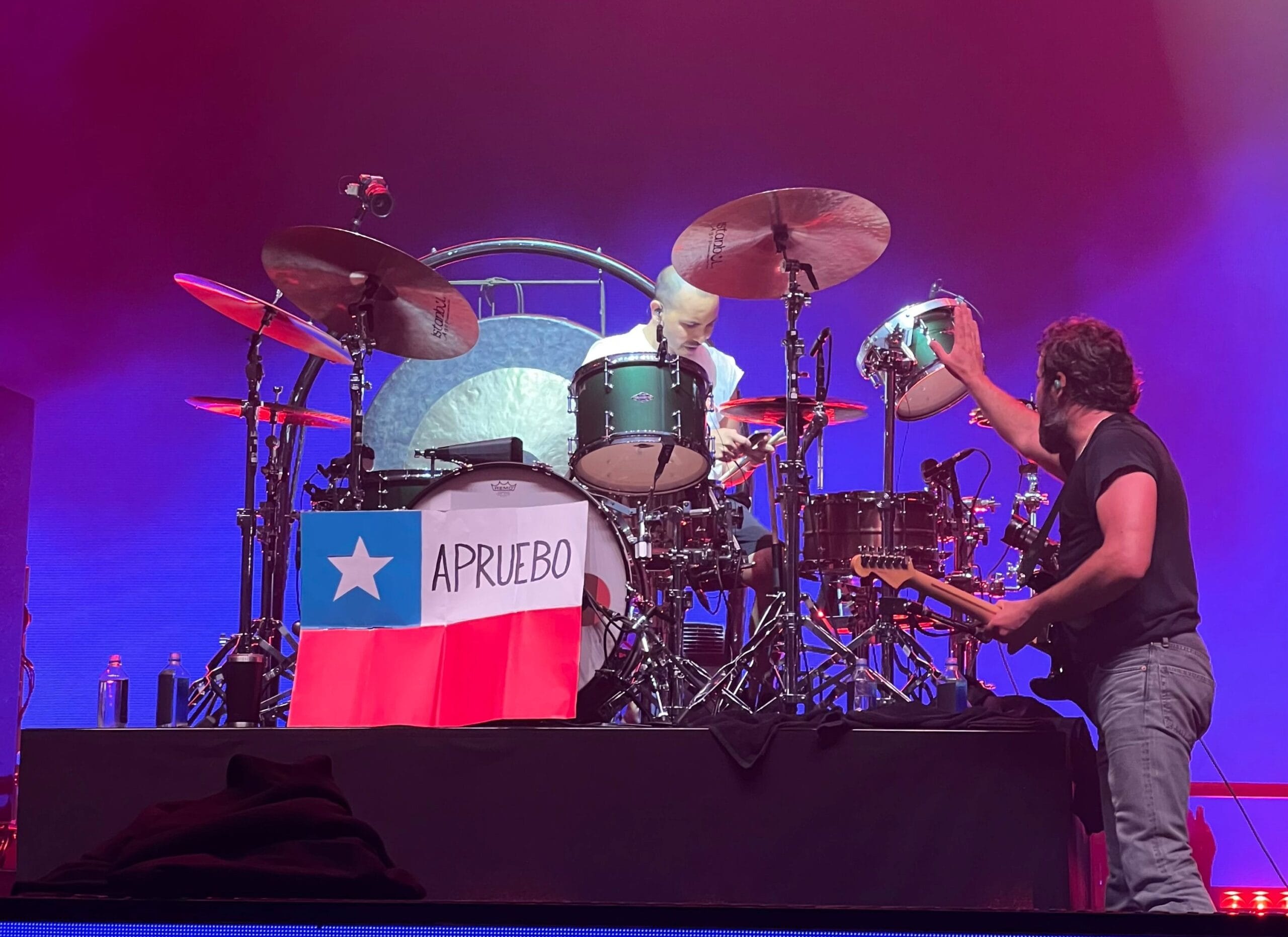 Chileno se subió al escenario a tocar con The Killers: Llevó bandera y polera del Apruebo
