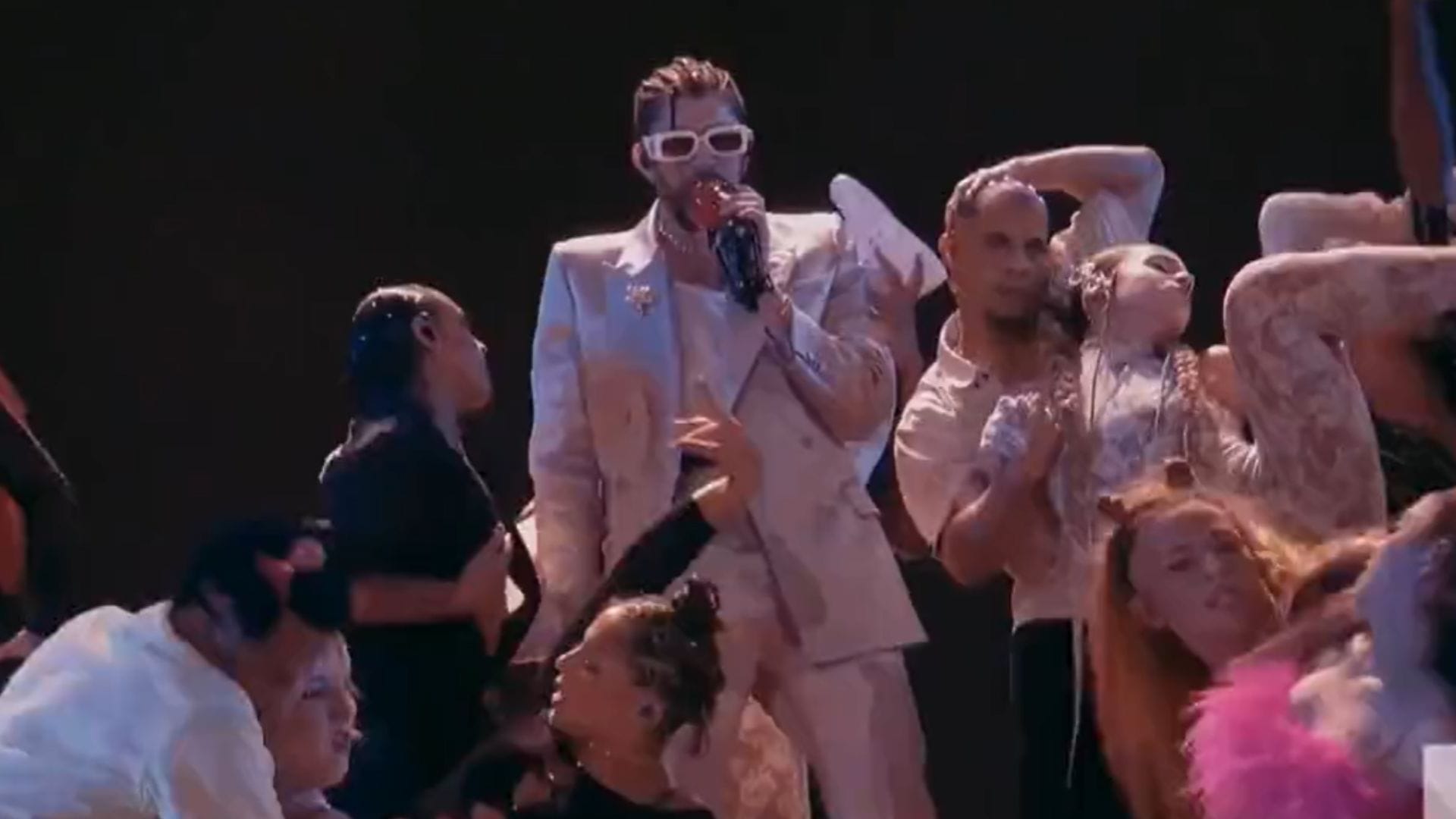 Bad Bunny se besó con sus bailarines e hizo historia en los premios MTV